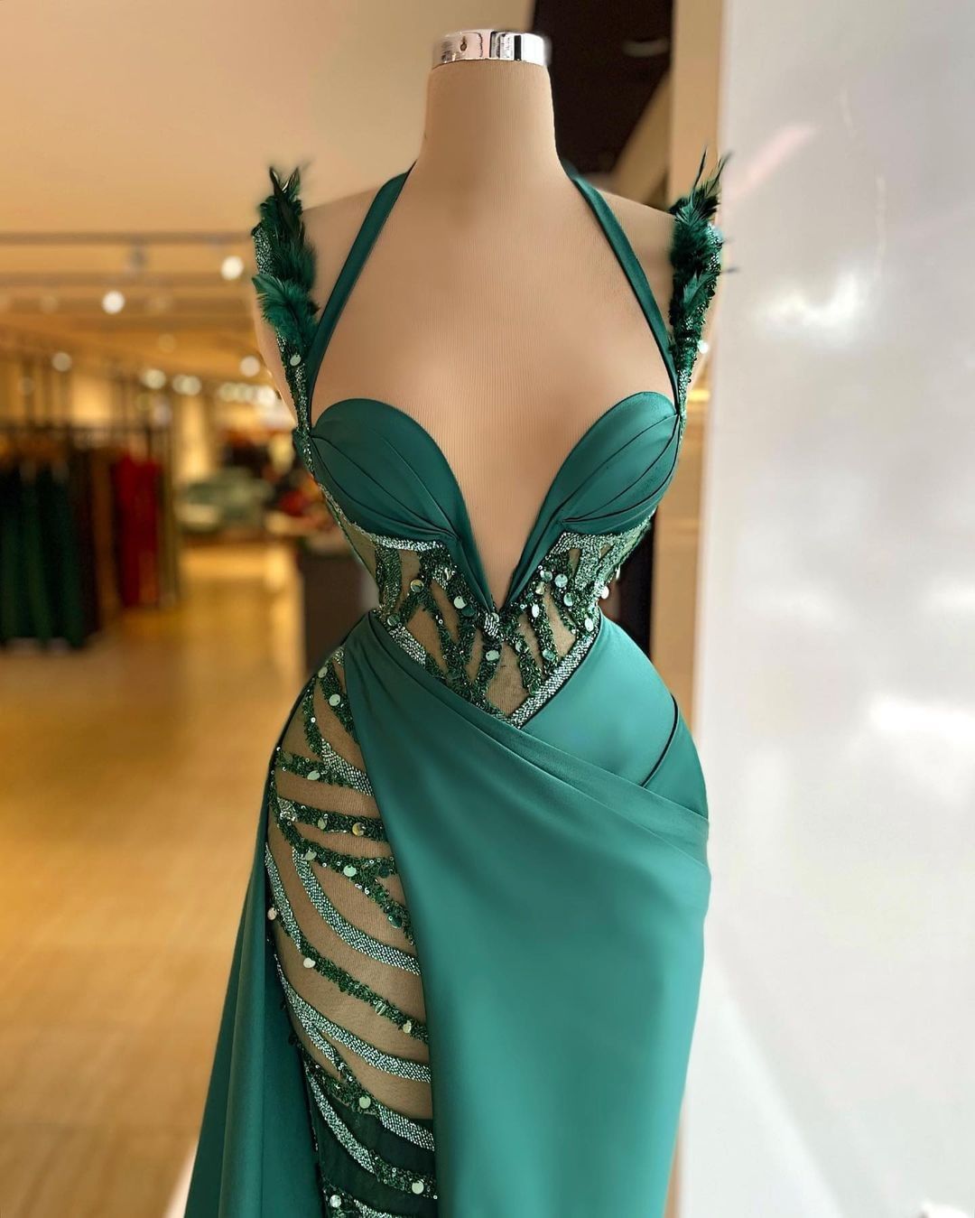 Feathers Emerbale Green Halter Evening Dresses Sequins Sleeveless Prom Dresses High Side Split Sheer Neck Celebrity Women Formal Party Pageant Gowns