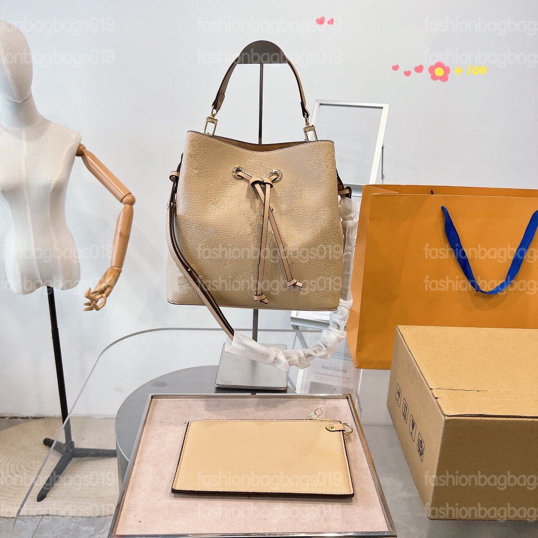 NEONEO MM Bucket Bag Monograms Flowers Leather Fashionable Versatile Bag Cross-Body Tote Shoulder Neo Noe Inside Zipped Pocket Luxurys Designers Bags
NEONEO MM Bucket Bag Monograms Flowers Leather Fashionable Versatile Bag Cross-Body Tote Shoulder Neo Noe Inside Zipped Pocket Luxurys Designers Bags