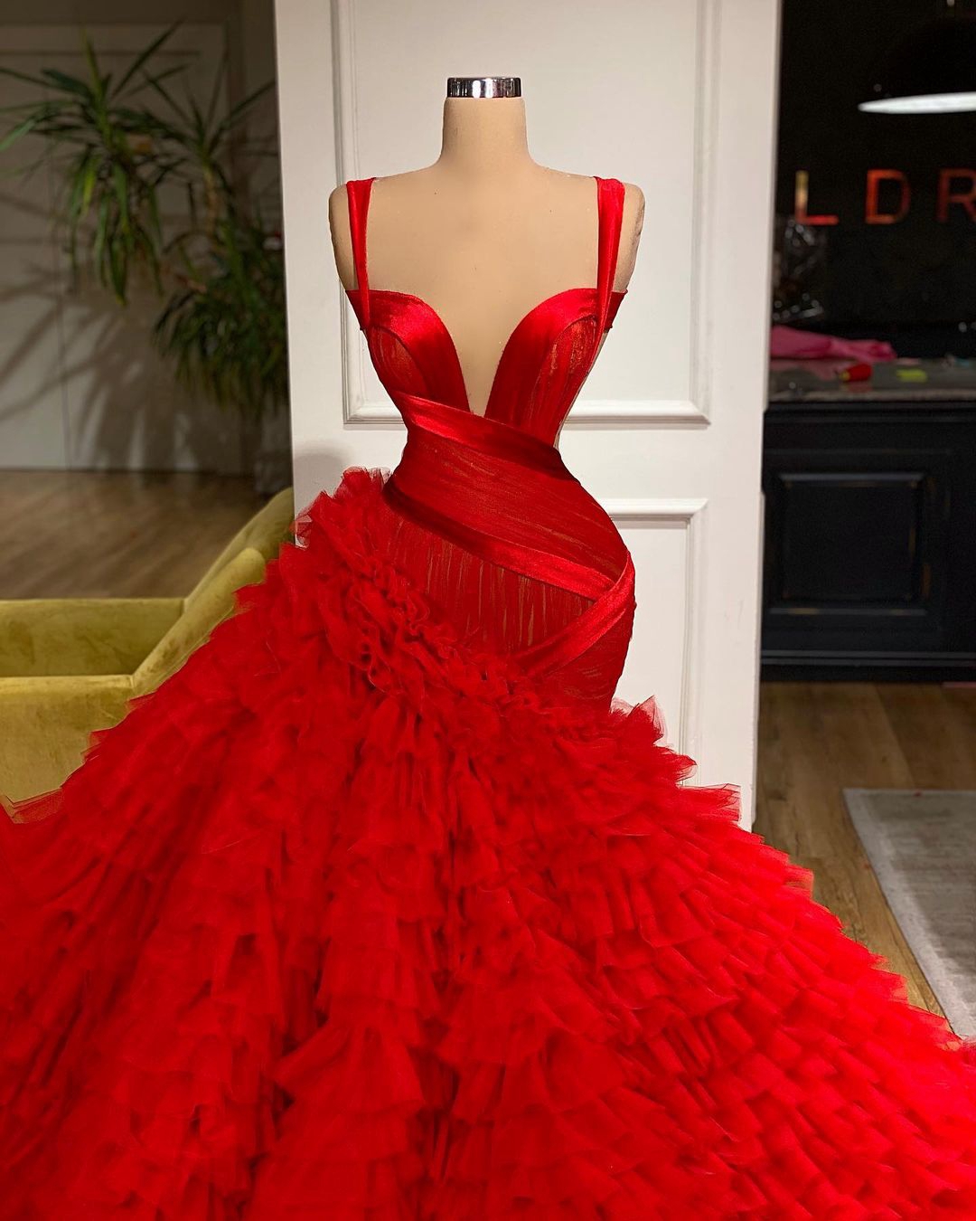 Elegant Red Extra Puffy Wedding Dresses With Straps Bridal Gowns Ruffles Pleats Sleeveless Long Train de mariée Custom Made