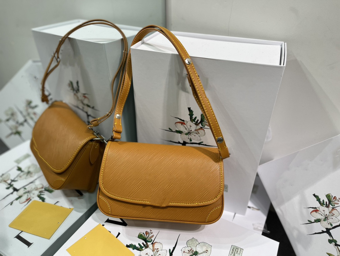 Top quality Luxury Designer Genuine Bags leather Brand Women's men tote crossbody fashion Messenger wallet Camera Cases card pockets handbags Shoulder Bag, Box
Top quality Luxury Designer Genuine Bags leather Brand Women's men tote crossbody fashion Messenger wallet Camera Cases card pockets handbags Shoulder Bag, Box
