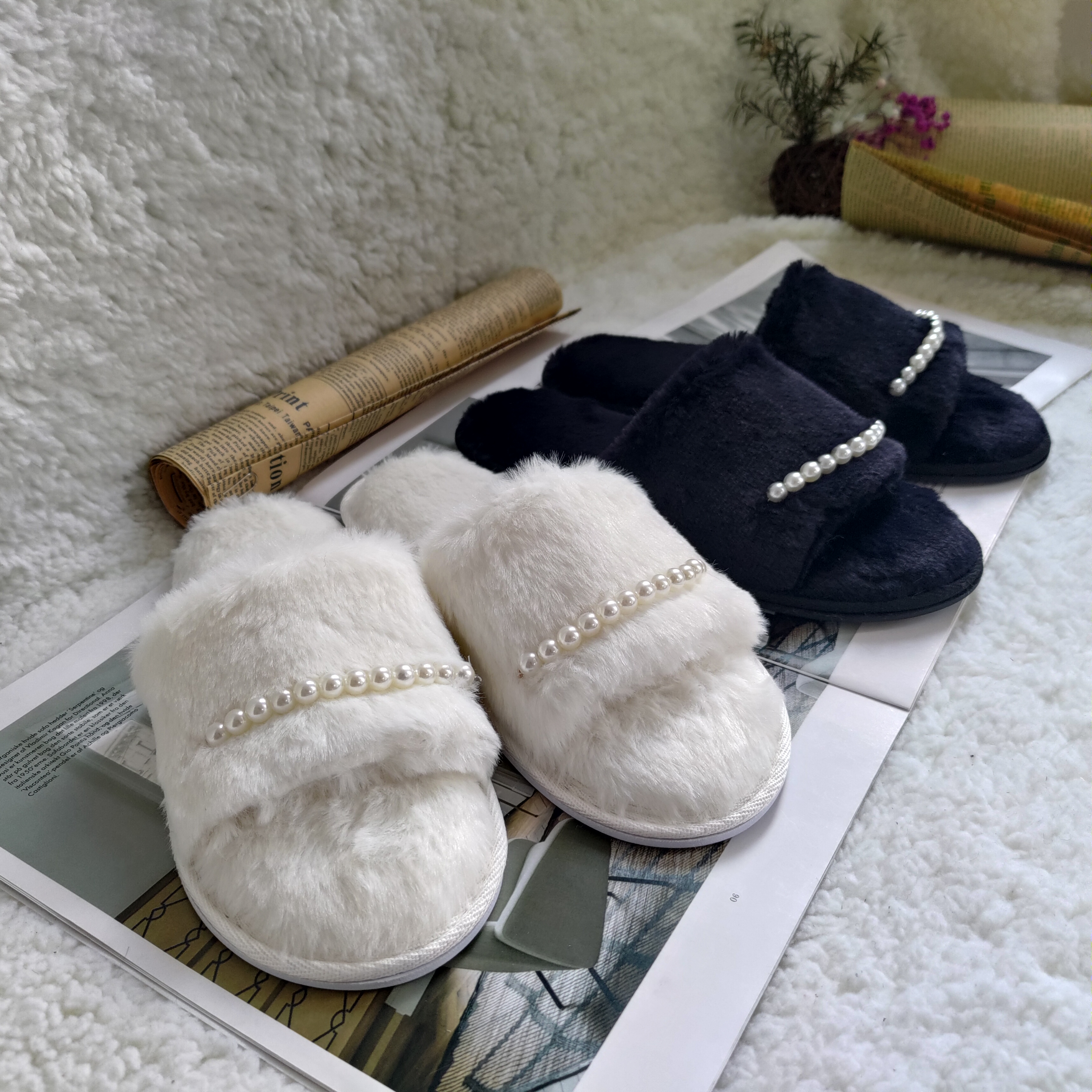 Wholesale cost-effective autumn and winter couple letter plush slippers custom logo color, White
Wholesale cost-effective autumn and winter couple letter plush slippers custom logo color, White