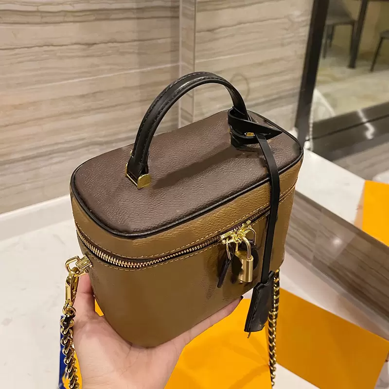 2022 Womens Vintage Calfskin Leather Camera Cosmetic Bags Top Handle Totes Matelasse Chain Cross Body Shoulder Old Flower Famous Luxury Designer Purse Handbags, C bags pink 20cm
2022 Womens Vintage Calfskin Leather Camera Cosmetic Bags Top Handle Totes Matelasse Chain Cross Body Shoulder Old Flower Famous Luxury Designer Purse Handbags, C bags pink 20cm