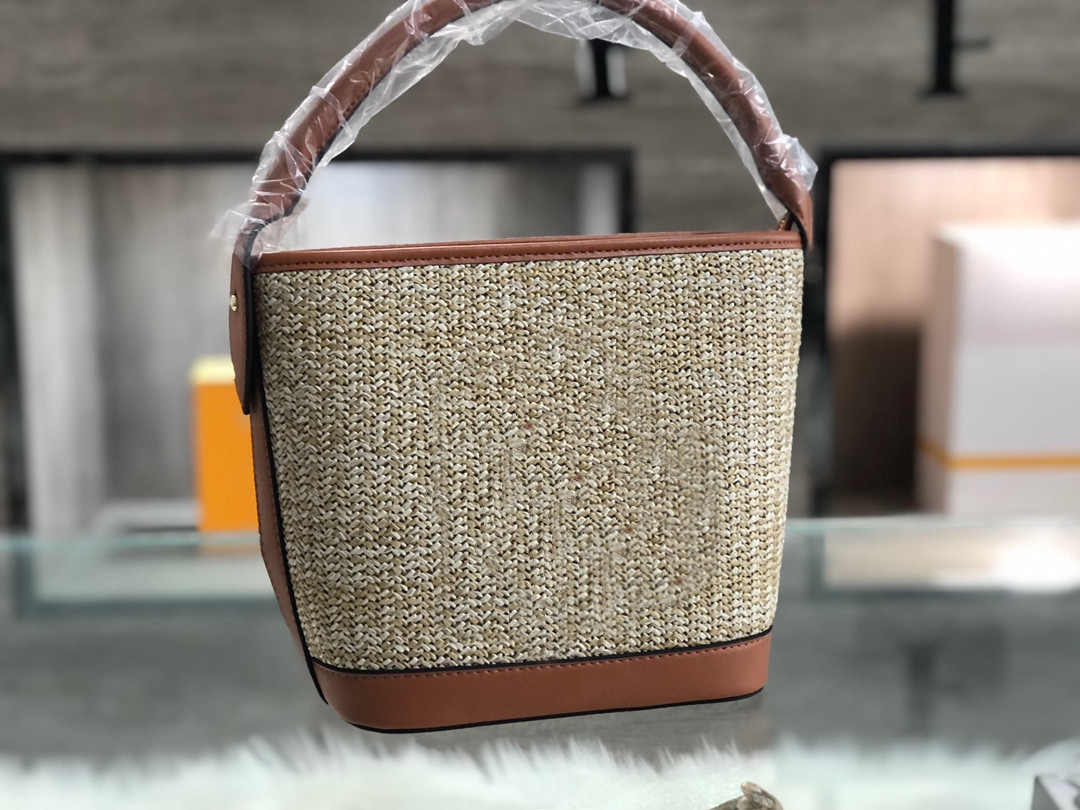 2022 Wholesale Sun straw weaving leather bags High class woven shopping bag hand-held luxury Tote Designer beach bag Literary style leisure large capacity handbag, Not sold separately
2022 Wholesale Sun straw weaving leather bags High class woven shopping bag hand-held luxury Tote Designer beach bag Literary style leisure large capacity handbag, Not sold separately