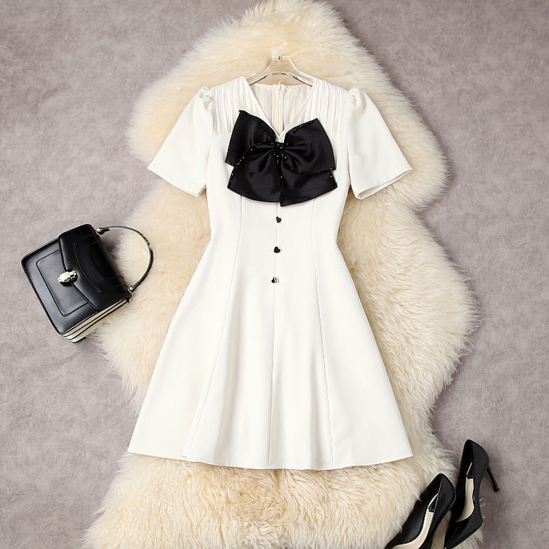 2022 Summer Short Sleeve V Neck Black / Ivory Contrast Color Ribbon Bow Beaded Heart Buttons Short Dress Elegant Casual Dresses 22Q157012
2022 Summer Short Sleeve V Neck Black / Ivory Contrast Color Ribbon Bow Beaded Heart Buttons Short Dress Elegant Casual Dresses 22Q157012