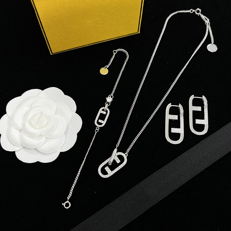 Luxurys Designers Jewelry Sets For Women Silver Bracelets Woman Designer Necklaces Hoops Earrings Letter Chains Brand Ear Studs Necklace, With box
Luxurys Designers Jewelry Sets For Women Silver Bracelets Woman Designer Necklaces Hoops Earrings Letter Chains Brand Ear Studs Necklace, With box