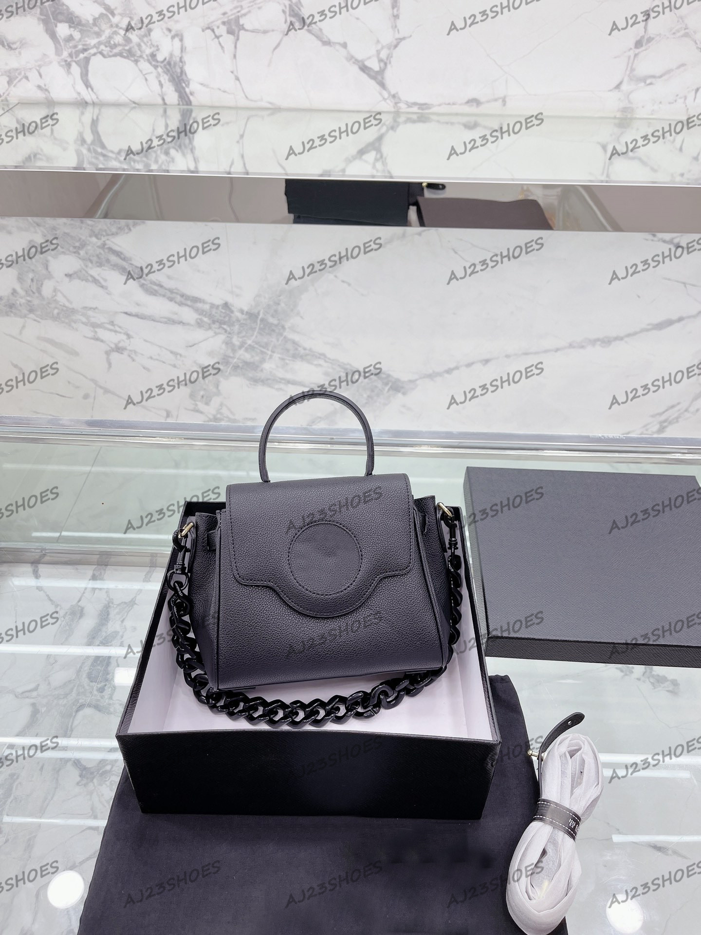 La Medusa Small Handbag Luxury Womens Deisgner Leather Chain-link Shoulder Bag With Interchangeable Chain crossBody Magnetic button closure, 01
La Medusa Small Handbag Luxury Womens Deisgner Leather Chain-link Shoulder Bag With Interchangeable Chain crossBody Magnetic button closure, 01