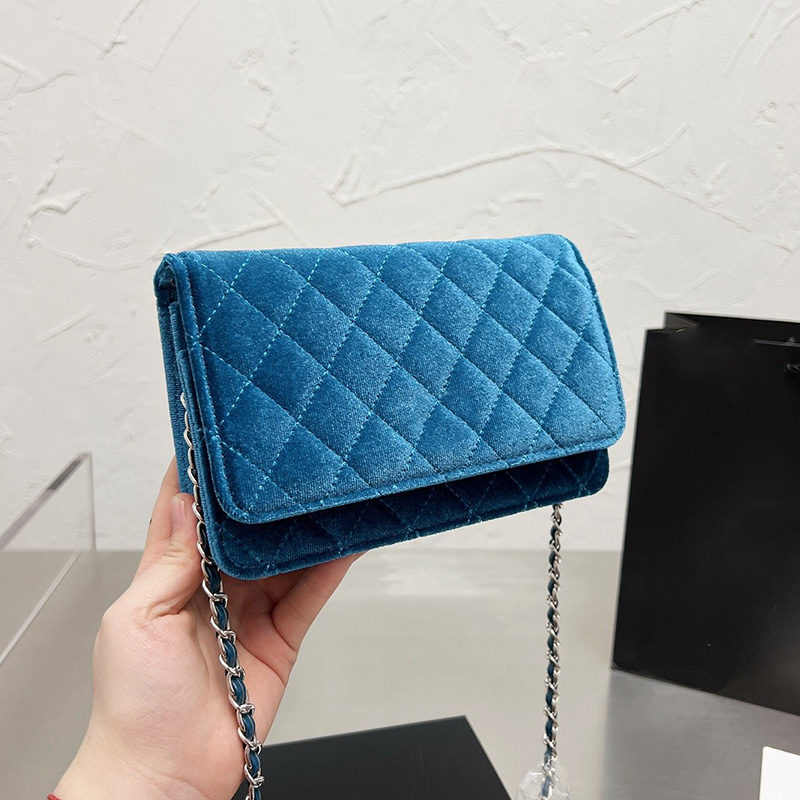 22Ss Early Fall F/W Classic Quilted Flap Velour Wallet Bags Mini Silver Hardware Matelase Chain Crossbody Shoulder Card Holder Luxury Designer Purse Handbag 19X12CM, Box
22Ss Early Fall F/W Classic Quilted Flap Velour Wallet Bags Mini Silver Hardware Matelase Chain Crossbody Shoulder Card Holder Luxury Designer Purse Handbag 19X12CM, Box