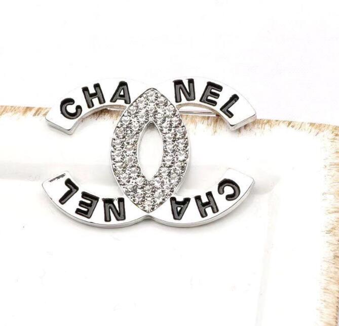 Wholesale 20colors Luxury Brand Designer Letters Brooches Double Letter Pins Pearl Brooch Rhinestone Suit Pin Jewelry Accessories
Wholesale 20colors Luxury Brand Designer Letters Brooches Double Letter Pins Pearl Brooch Rhinestone Suit Pin Jewelry Accessories