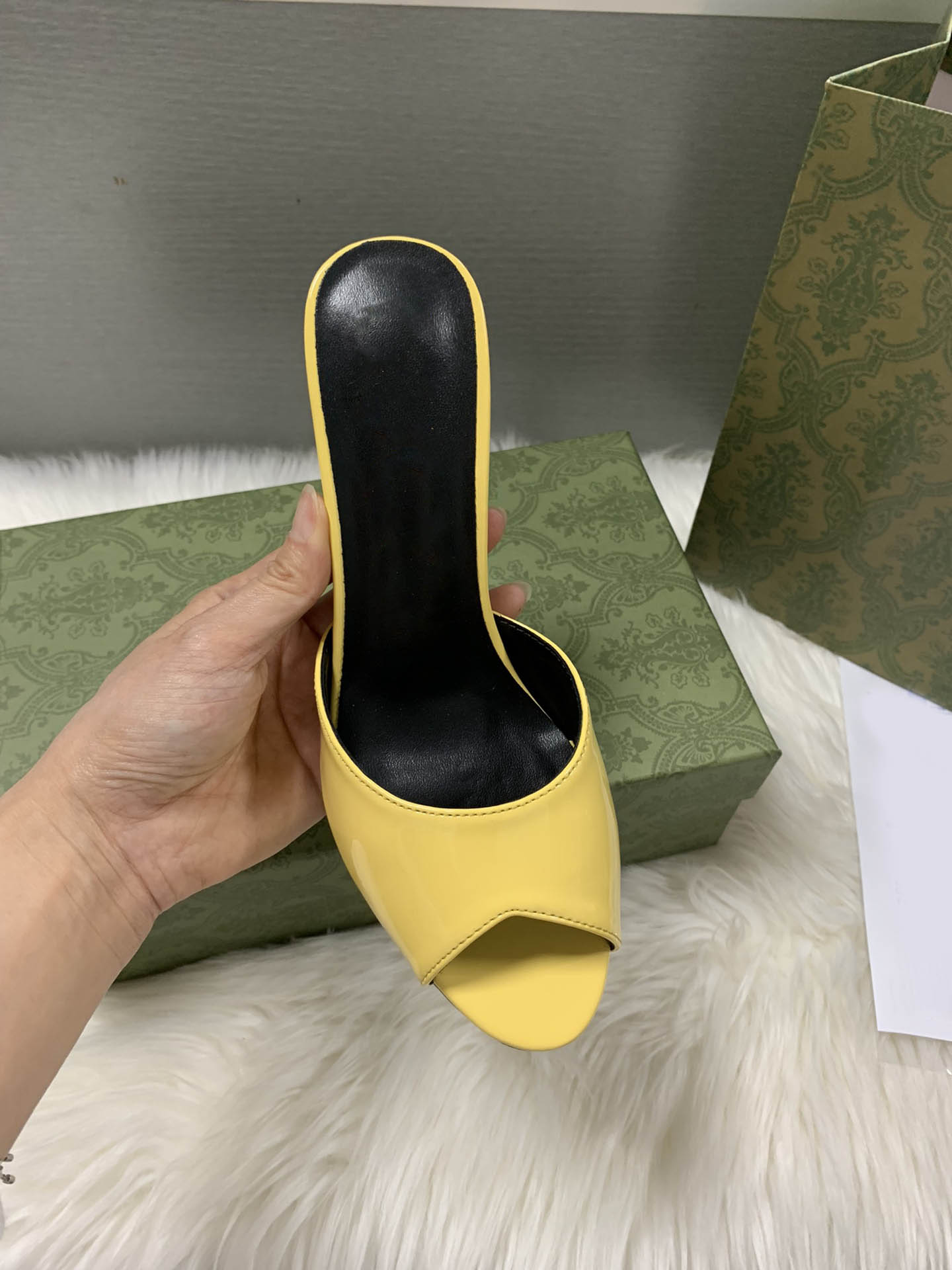 Designer Women's Slippers Sandals mid-heel open-toe pump turquoise leather Slipper metallic mid-heel sandal Luxury Fashion Pool Beach Thong Flat Flip Flops, #15
Designer Women's Slippers Sandals mid-heel open-toe pump turquoise leather Slipper metallic mid-heel sandal Luxury Fashion Pool Beach Thong Flat Flip Flops, #15