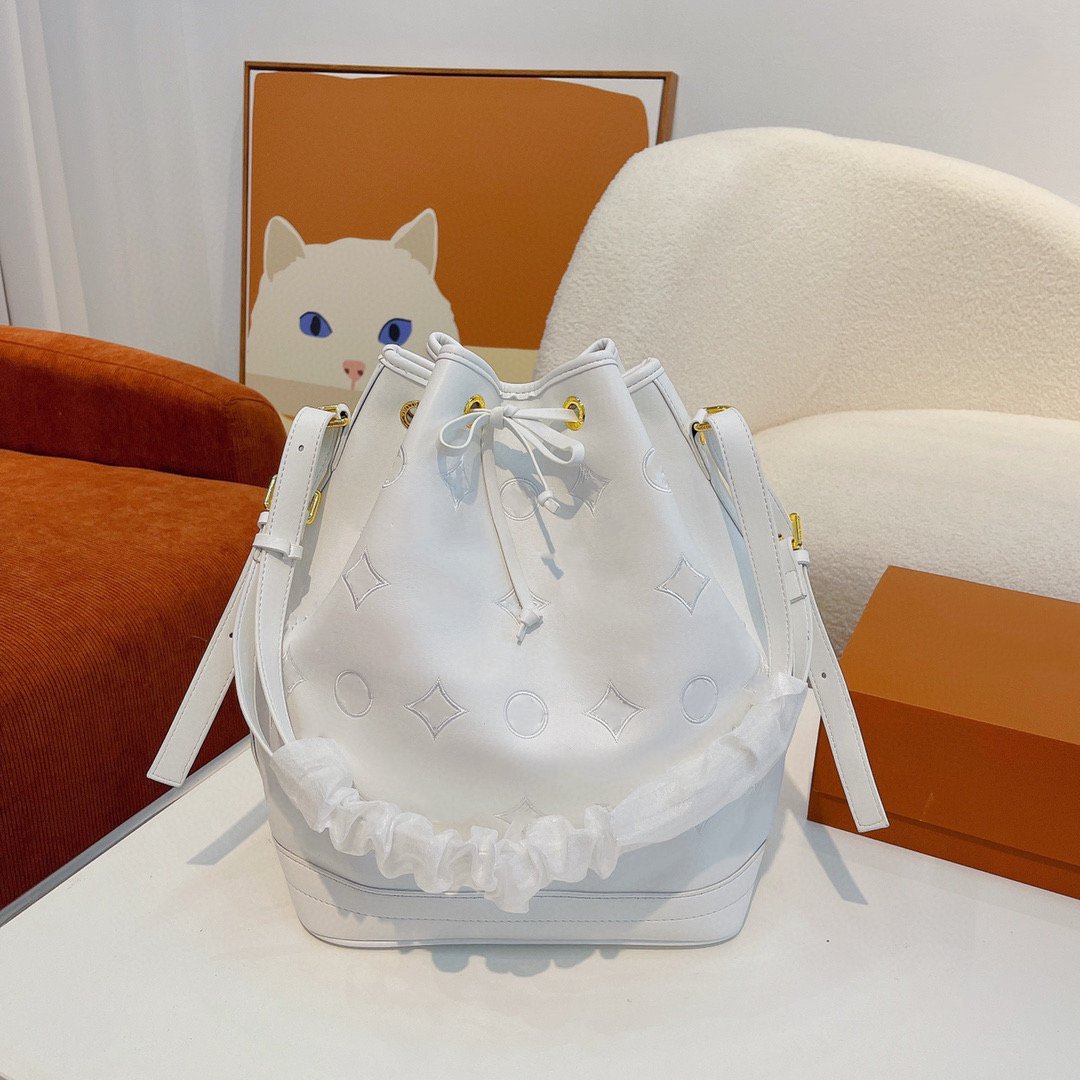 M20740 NOe BB bucket bag luxury designer women canvas genuine calfskin flower check print handbag purse shoulder strap bag cross-body 5A
M20740 NOe BB bucket bag luxury designer women canvas genuine calfskin flower check print handbag purse shoulder strap bag cross-body 5A