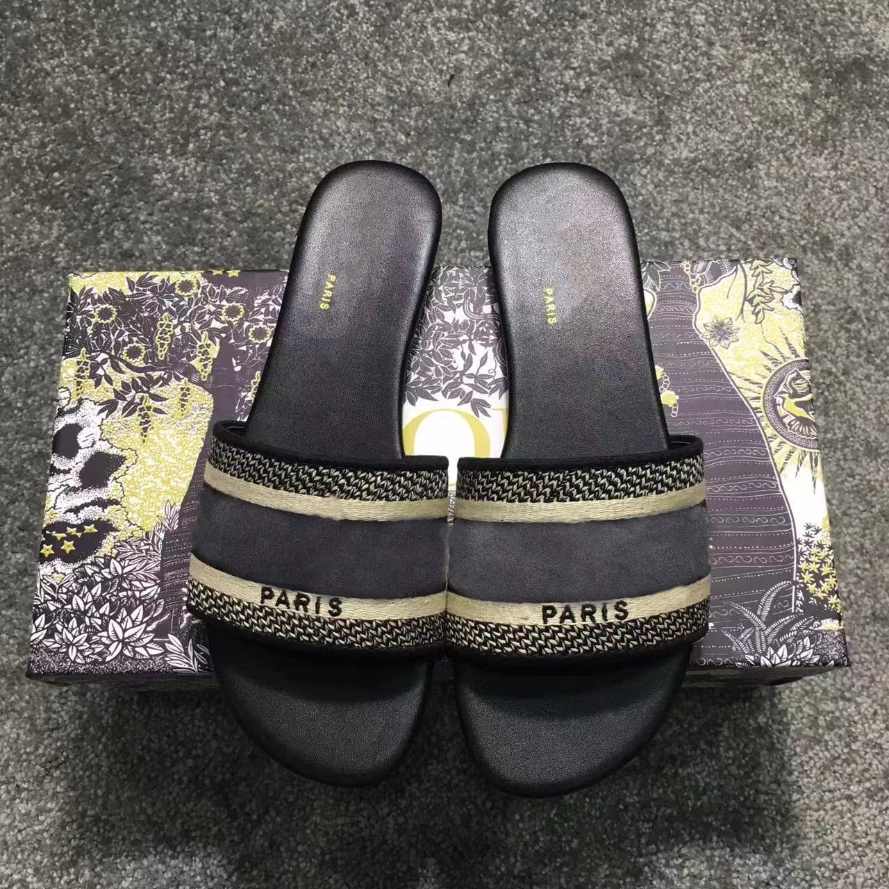 Women's Embroidered alphabet designer slippers white black gray green soft pink sail Navy flat sandals fashion family shoes
Women's Embroidered alphabet designer slippers white black gray green soft pink sail Navy flat sandals fashion family shoes