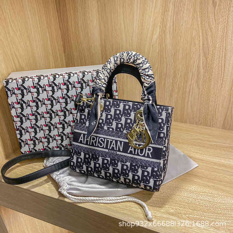 2022 Canvas Portable Messenger Bag Women's Fashion Handbag One Shoulder Small Square 2NUG0, Light gray
2022 Canvas Portable Messenger Bag Women's Fashion Handbag One Shoulder Small Square 2NUG0, Light gray
