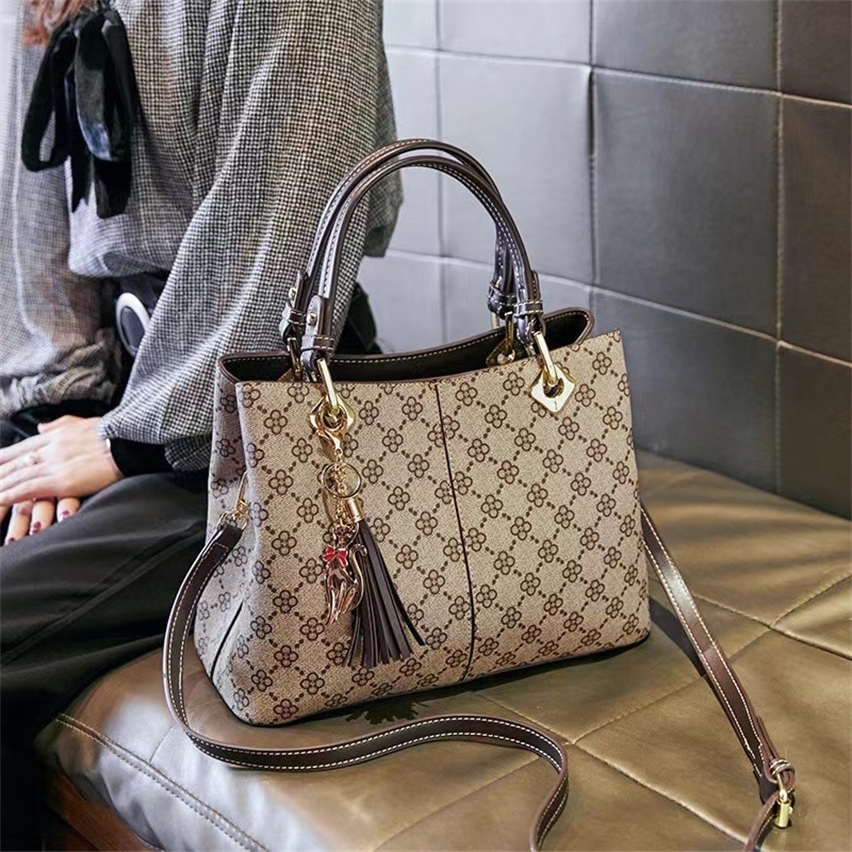 Purse 2022 spring and summer new style versatile One Shoulder Messenger Bag portable Tote Bag, Light gray
Purse 2022 spring and summer new style versatile One Shoulder Messenger Bag portable Tote Bag, Light gray