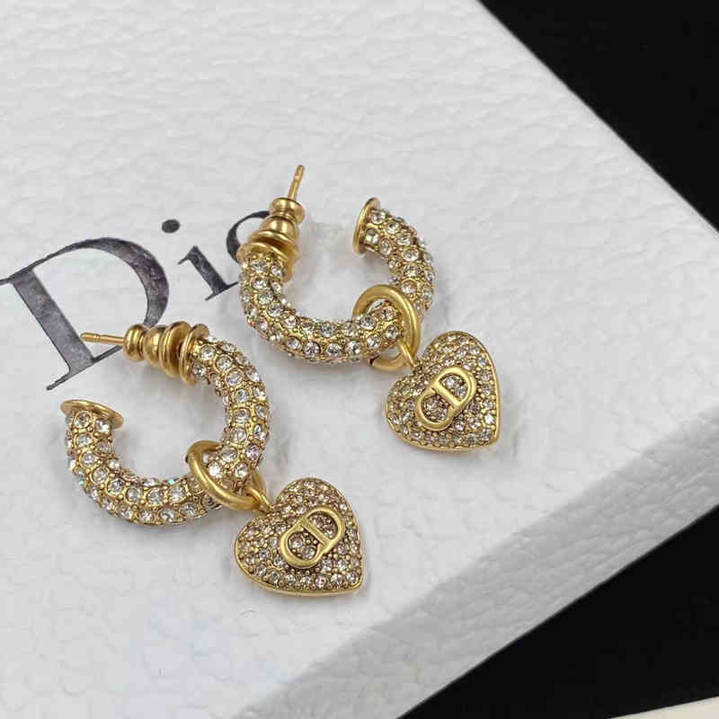 d Family C-shaped Gold Diamond Small Love Creative Simple and Female 2022 Luxury Brand Fashion Design Versatile Ladies Jewelry Stud Earrings
d Family C-shaped Gold Diamond Small Love Creative Simple and Female 2022 Luxury Brand Fashion Design Versatile Ladies Jewelry Stud Earrings