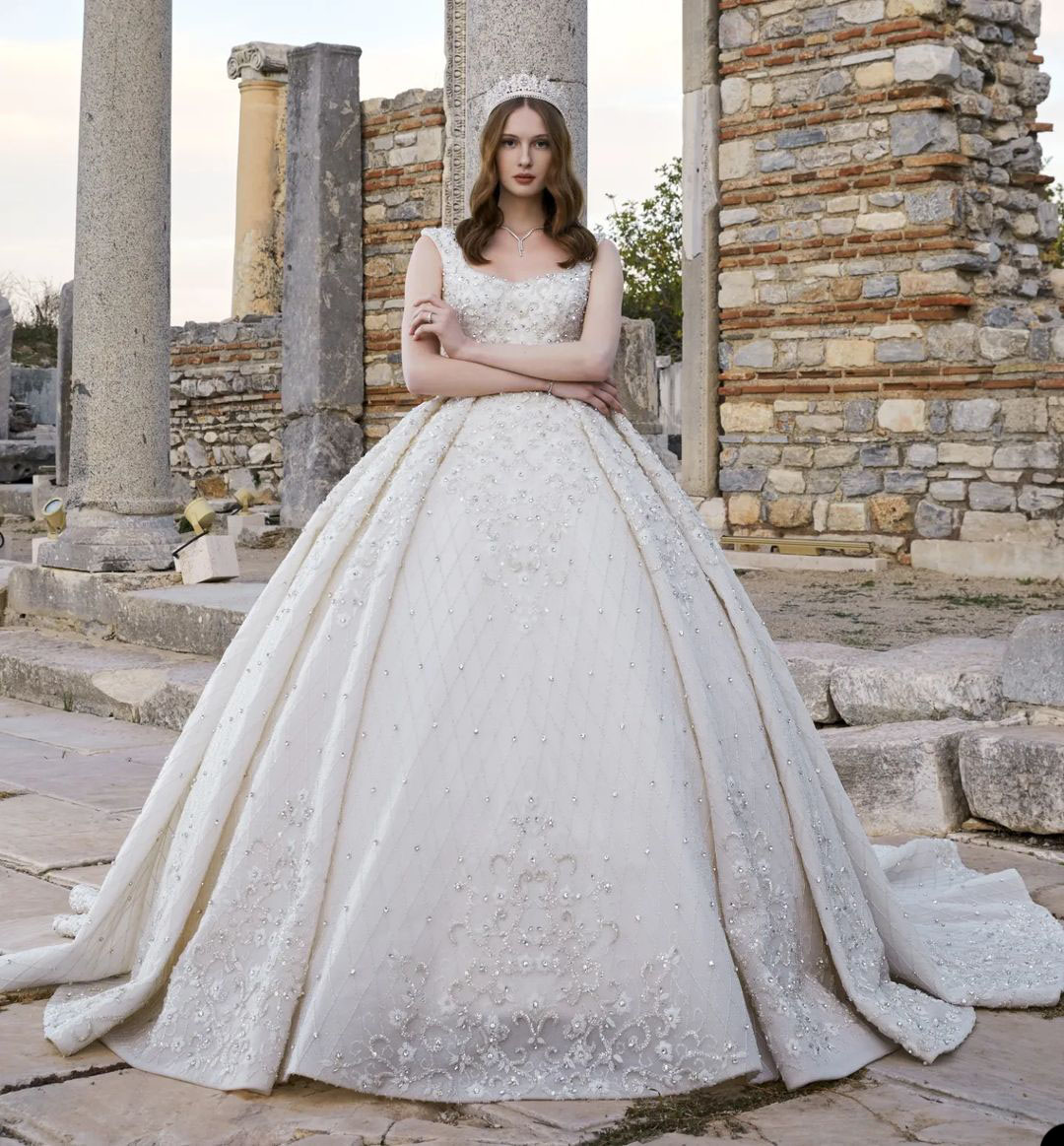 Elegant Ball Gown Wedding Dresses Appliques Sequins Beads Pearls Bateau Sleeveless Floor Length Train Elegant High Waist Luxurious Vintage Robes De So