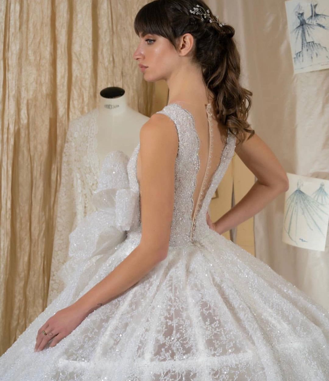 Elegant Ball Gown Wedding Dresses Appliques Sequins Beads V Neck Sleeveless Backless Floor Length Train Elegant High Waist With Underskirt Hoop Vintag