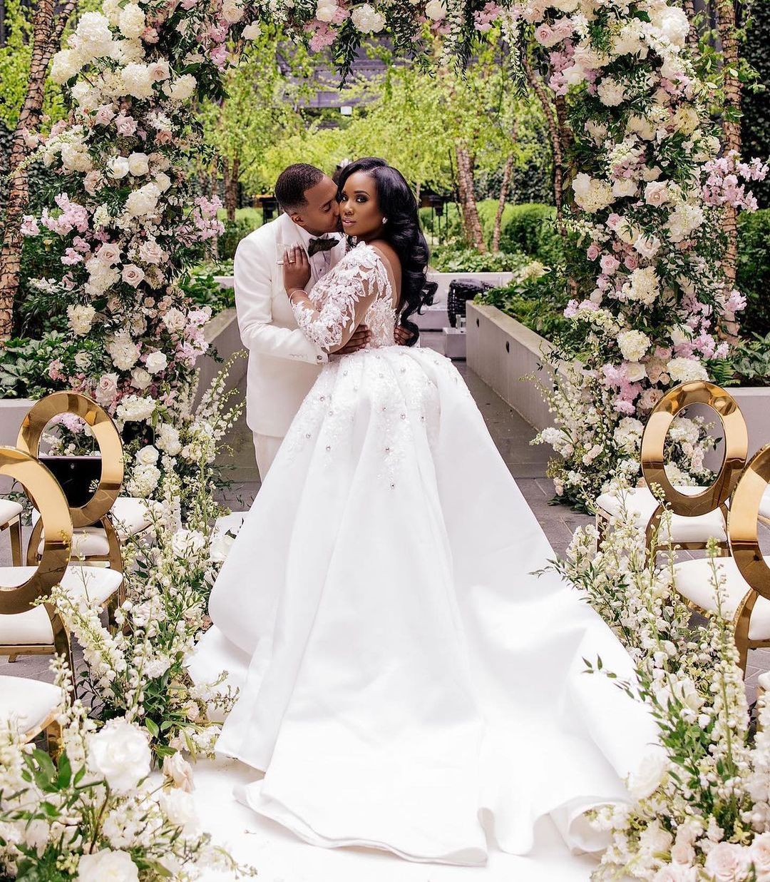 Plus Size Appliques African Wedding Dresses Beaded Bridal Gown Custom Made Deep V Neck Overskrits Lace Up Wedding Gowns