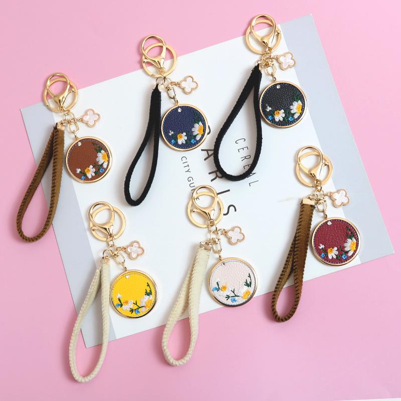 Keychains Creative Chinese Style PU Leather Keychain Embroidery Small Daisy Round Card Flower Bag Pendant Key Ring Jewelry Festival GiftKeyc
Keychains Creative Chinese Style PU Leather Keychain Embroidery Small Daisy Round Card Flower Bag Pendant Key Ring Jewelry Festival GiftKeyc