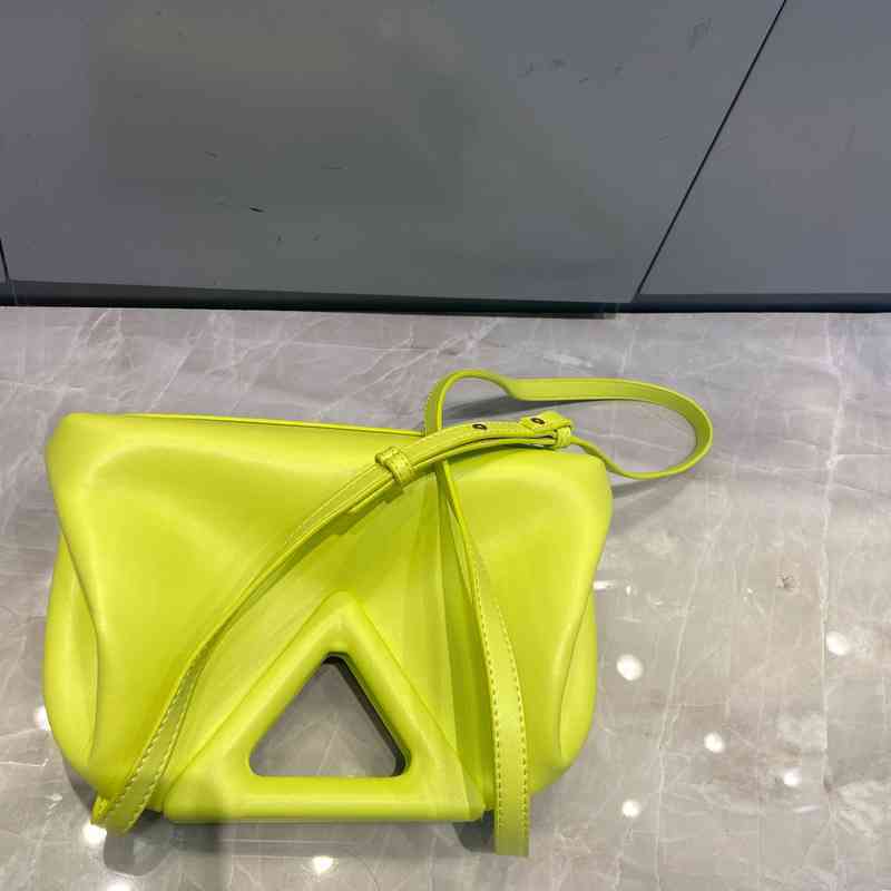 Triangle Bottegas Cloud Venetas Inverted Clip Bag Dumpling Niche Candy Color MessengerL XZZO, Small black
Triangle Bottegas Cloud Venetas Inverted Clip Bag Dumpling Niche Candy Color MessengerL XZZO, Small black