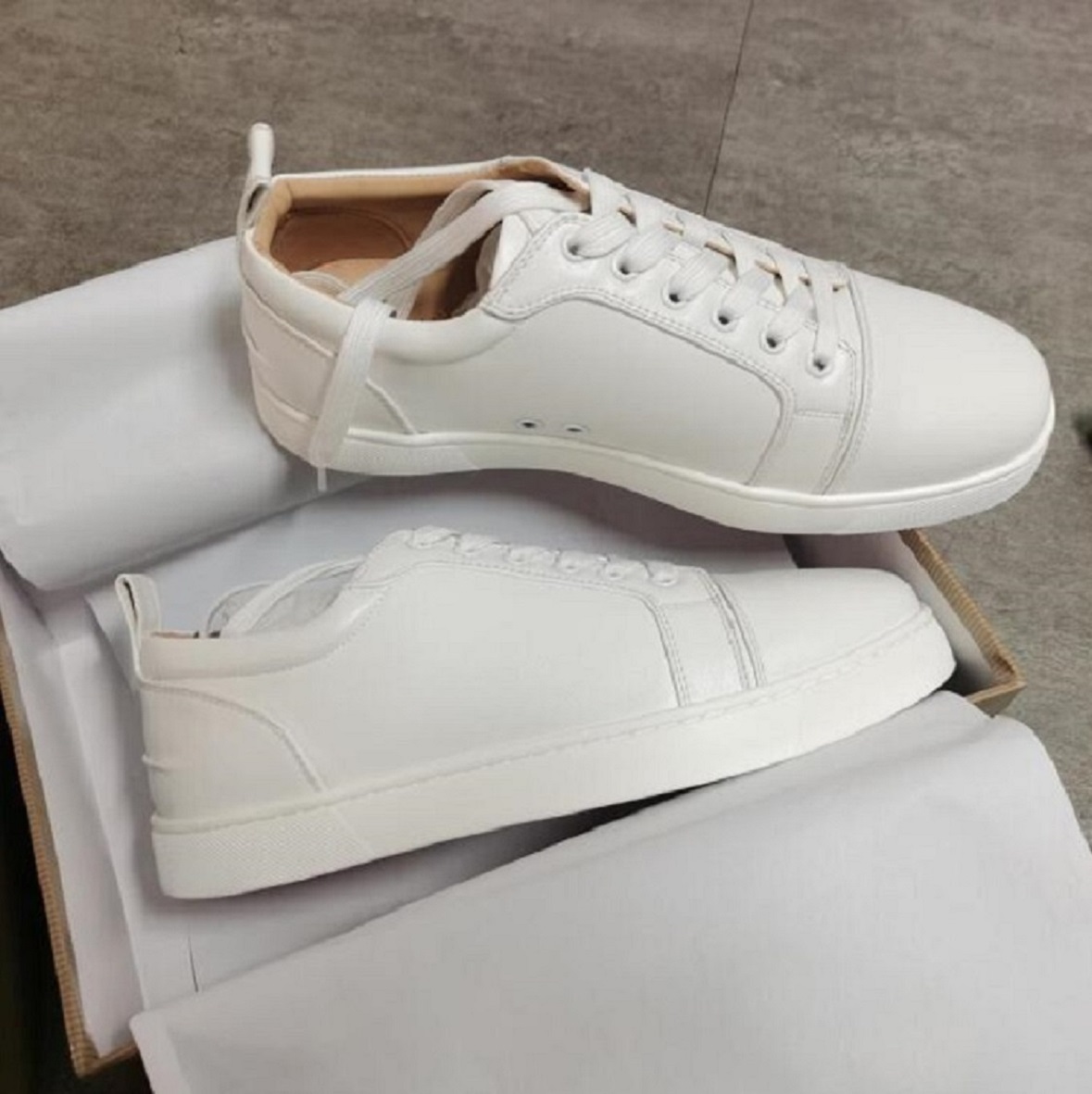 Designer sneakers Red Shoes bottoms Strass LouisOrlato Flats shoes sneaker high quality Party Wedding Leather Casual Shoe Black White leisure trainer footwear
Designer sneakers Red Shoes bottoms Strass LouisOrlato Flats shoes sneaker high quality Party Wedding Leather Casual Shoe Black White leisure trainer footwear