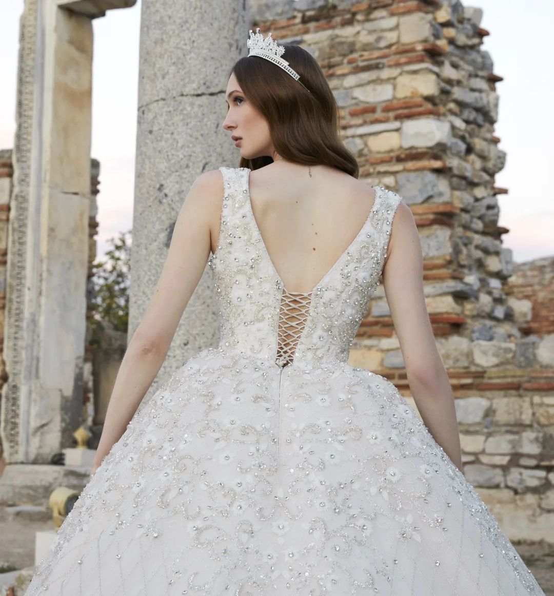 Elegant Ball Gown Wedding Dresses Appliques Sequins Beads Pearls Bateau Sleeveless Floor Length Train Elegant High Waist Luxurious Vintage Robes De So