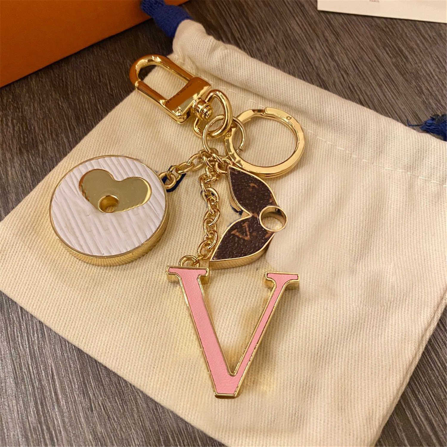 High Quality Keychain Luxury Designer Brand Key Chain Men CarKeyring Womens Buckle Keychains Bags Pendant Exquisite Gift With Box Dustbag
High Quality Keychain Luxury Designer Brand Key Chain Men CarKeyring Womens Buckle Keychains Bags Pendant Exquisite Gift With Box Dustbag