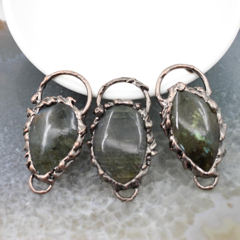 Pendant Necklaces Natural Labradorite Connector Irregular Shape Polished Healing Energy Quartz Necklace For DIY Jewelry Bracelet Make Access
Pendant Necklaces Natural Labradorite Connector Irregular Shape Polished Healing Energy Quartz Necklace For DIY Jewelry Bracelet Make Access