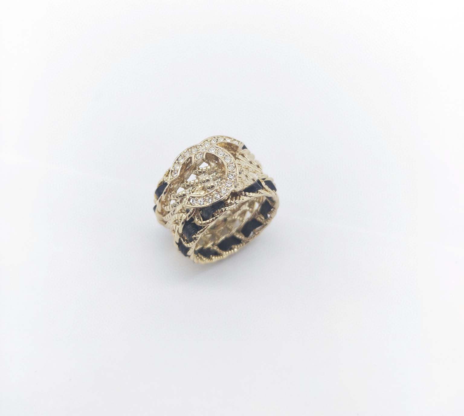 2022 Top quality Charm band ring with black and white color genuine leather in 18k gold plated for women wedding jewelry gift have box stamp PS7920