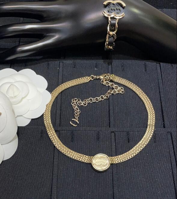 New designed ladies choker necklaces C letters with diamonds pendants women's thick chain chokers necklace Designer Jewelry ND75
New designed ladies choker necklaces C letters with diamonds pendants women's thick chain chokers necklace Designer Jewelry ND75