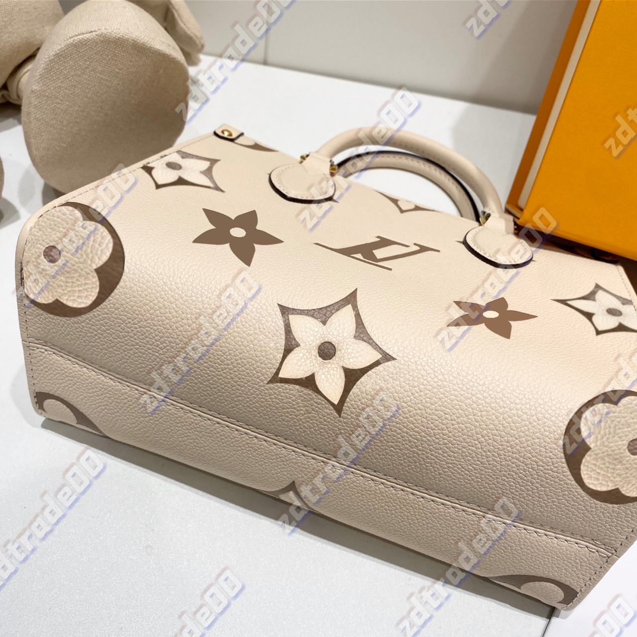 2022 Designer Luxury Cowhide leather fashion bag Black tote shoulder bag Color travel essential backpack, White
2022 Designer Luxury Cowhide leather fashion bag Black tote shoulder bag Color travel essential backpack, White