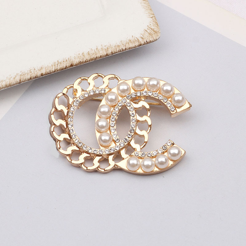 Luxury Women Designer Brand Letter Brooches 18K Gold Plated Flower Inlay Crystal Rhinestone Jewelry Brooch Charm Pearl Pin Marry Wedding Party Jewelry Accessorie
Luxury Women Designer Brand Letter Brooches 18K Gold Plated Flower Inlay Crystal Rhinestone Jewelry Brooch Charm Pearl Pin Marry Wedding Party Jewelry Accessorie