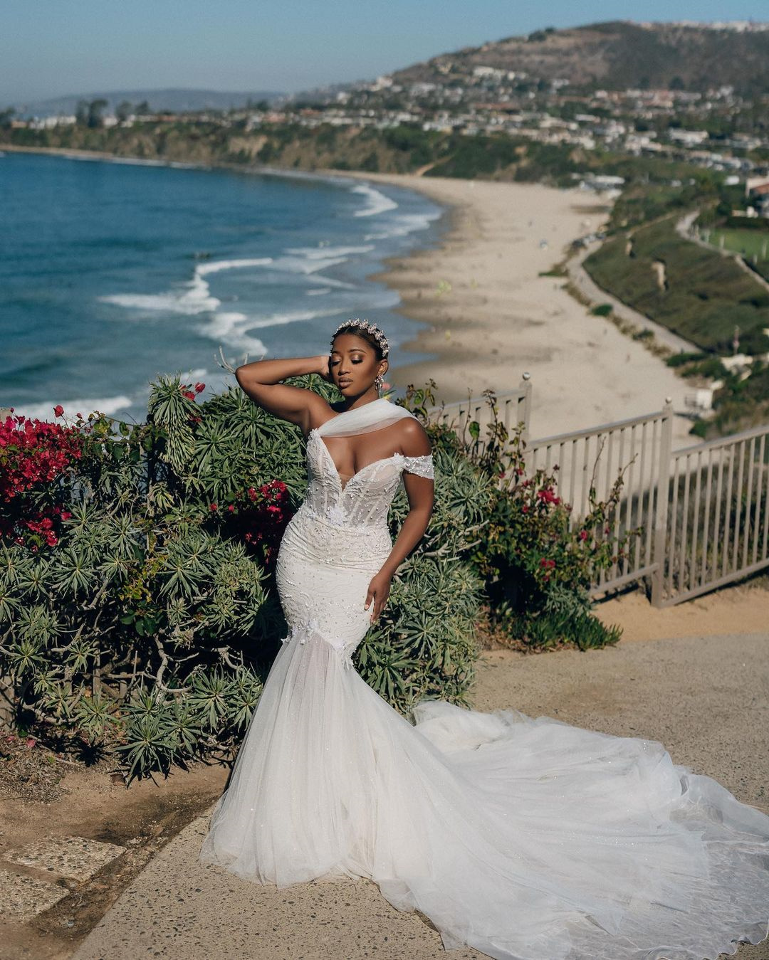 Plus Size African Wedding Dresses Deep V Neck Bridal Gown Custom Made With Overskirts Lace Appliques Sequined Robes De Mariée