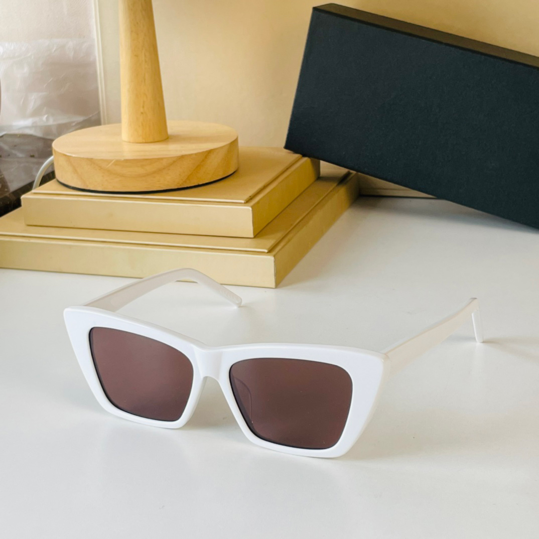2022 new trend white frame red lens sunglasses simple style ins personality wear street shooting sunglasses female cross-border glasses
2022 new trend white frame red lens sunglasses simple style ins personality wear street shooting sunglasses female cross-border glasses