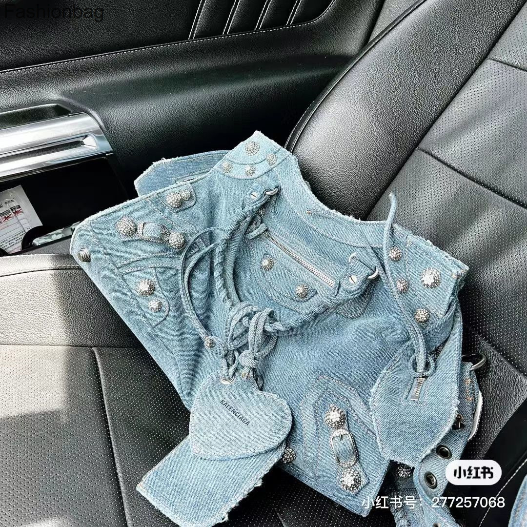 Designer Bags Le Cagole Neo Handbags Woman Bag Balenclaga Locomotive Rivet Denim Jean Diagonal Back Retro General Washed Cotton, Denim blue without logo
Designer Bags Le Cagole Neo Handbags Woman Bag Balenclaga Locomotive Rivet Denim Jean Diagonal Back Retro General Washed Cotton, Denim blue without logo
