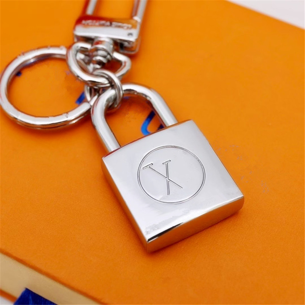 Fashion Key Buckle Car Keychain Handmade Leather Keychains Men Women Bag Pendant Accessories 16 Color
Fashion Key Buckle Car Keychain Handmade Leather Keychains Men Women Bag Pendant Accessories 16 Color