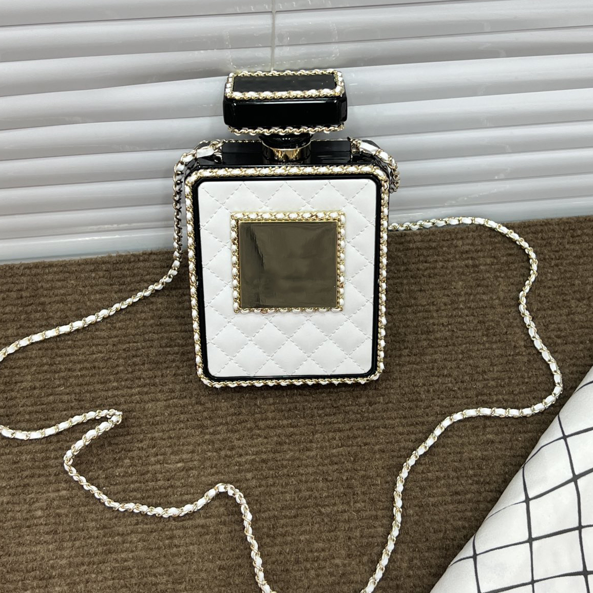 22Ss Luxury Metal Perfume Bottle Crossbody Bag High Quality Lambskin Diamond Quilted Hardware Chain Around Shoulder French Designer Ladies Mini Unique Handbags
22Ss Luxury Metal Perfume Bottle Crossbody Bag High Quality Lambskin Diamond Quilted Hardware Chain Around Shoulder French Designer Ladies Mini Unique Handbags