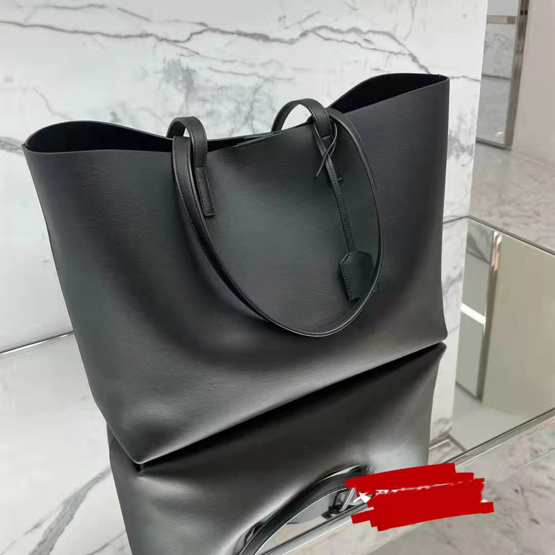 Designer Bags Totes Designer Handbag Women 5A Quality Soft PU Leather Black Large Fashion Shopping pocket Gold Hardware Luxury Portable shoulder bag wallet, Color/size
Designer Bags Totes Designer Handbag Women 5A Quality Soft PU Leather Black Large Fashion Shopping pocket Gold Hardware Luxury Portable shoulder bag wallet, Color/size
