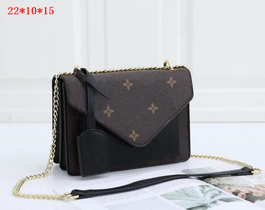 Lychee leather embossed Women messenger bags simple and fashionable Single-shoulder messengers bag classic Timeless Deep sea blue stitching
Lychee leather embossed Women messenger bags simple and fashionable Single-shoulder messengers bag classic Timeless Deep sea blue stitching
