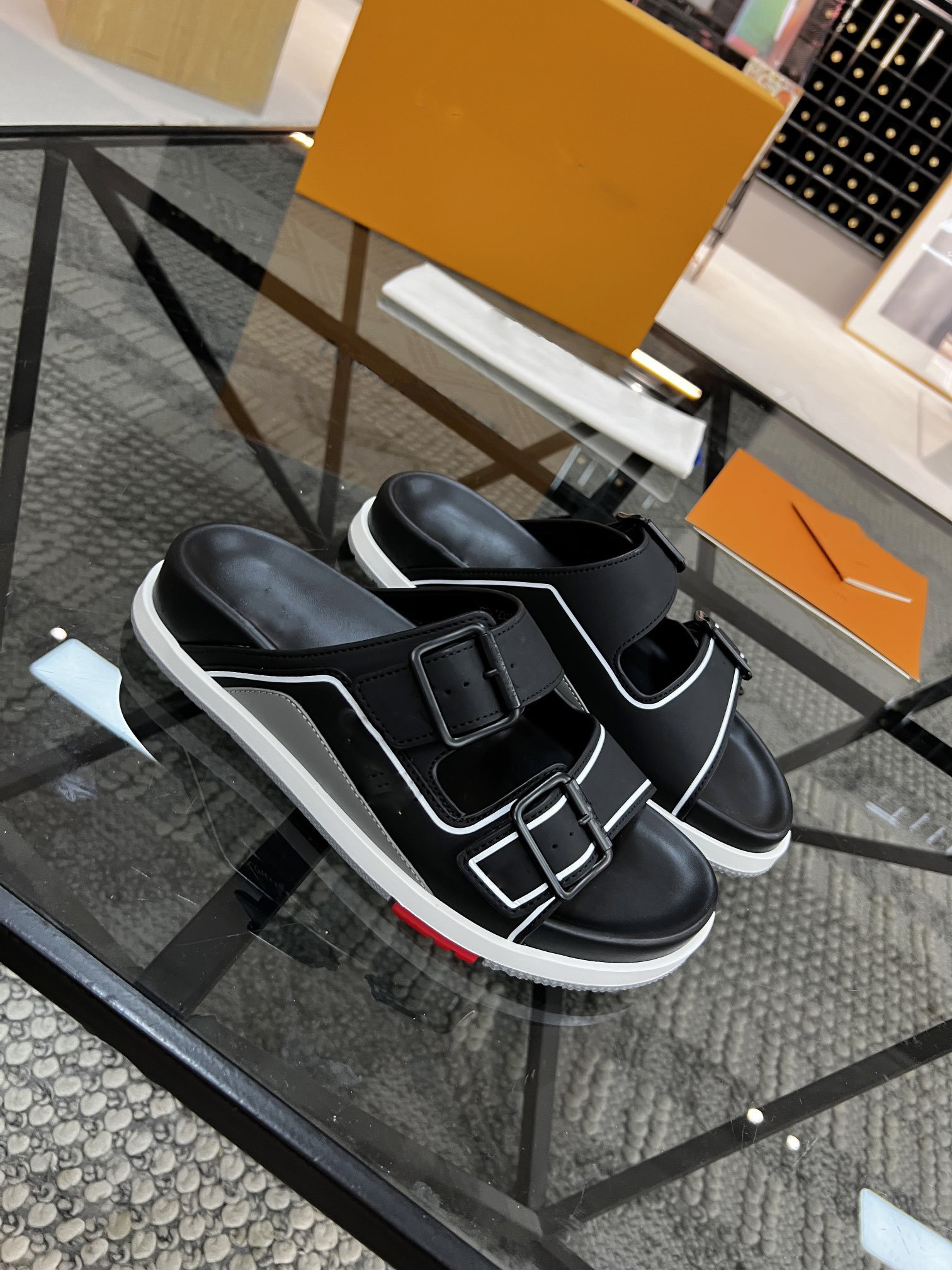 2022 Designer Men slippers Trainer Mule Summer outdoor fashion Luxury Mens buckles metallic leather sandal slides beach shoe size 38-44, 7#
2022 Designer Men slippers Trainer Mule Summer outdoor fashion Luxury Mens buckles metallic leather sandal slides beach shoe size 38-44, 7#