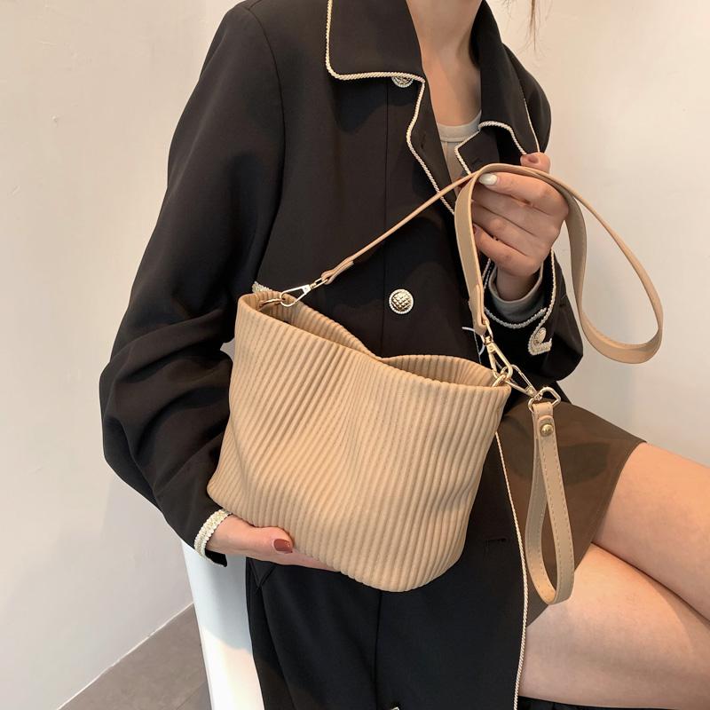 Evening Bags Luxury Designer Handbag And Purse Brand Retro Bucket Bag 2022 Shoulder For Women PU Leather Crossbody Female Clutch, White shoulder bag
Evening Bags Luxury Designer Handbag And Purse Brand Retro Bucket Bag 2022 Shoulder For Women PU Leather Crossbody Female Clutch, White shoulder bag