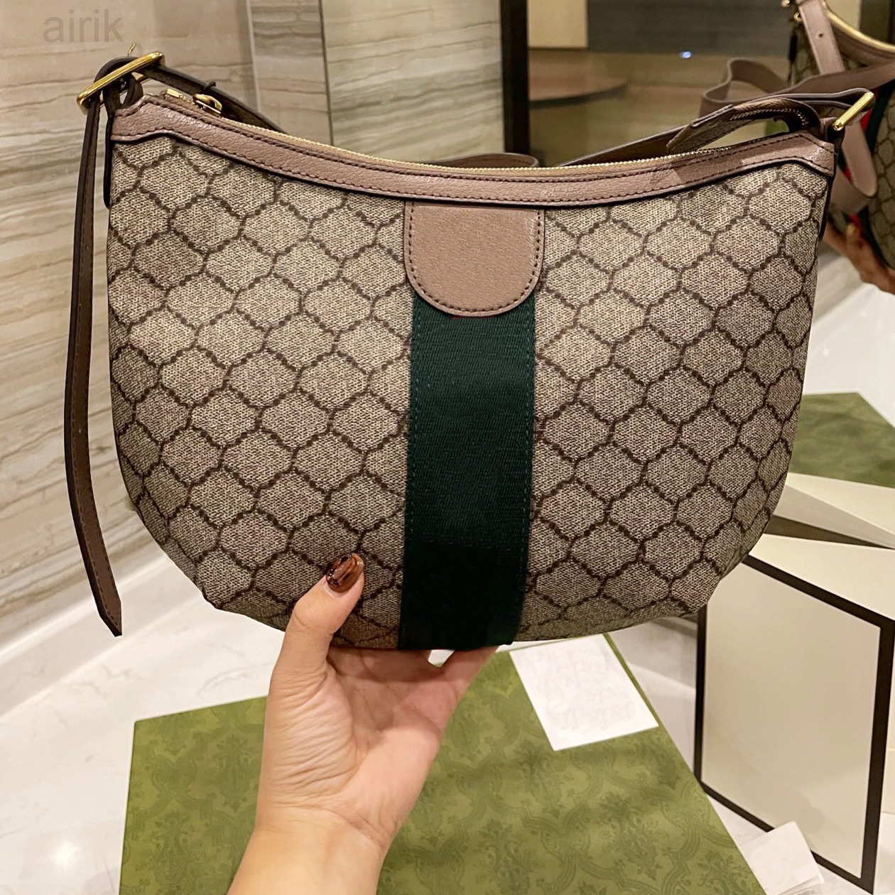 Crescent Bag Shoulder Bags Luxurys Top Designers Lady Women Handbag Fashion Handbags Mother Cossbody Clutch Wallet Totes, Picture color with logo 33x24 cm
Crescent Bag Shoulder Bags Luxurys Top Designers Lady Women Handbag Fashion Handbags Mother Cossbody Clutch Wallet Totes, Picture color with logo 33x24 cm