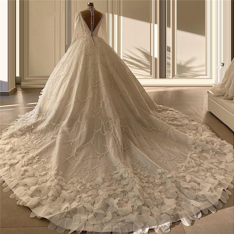 Princess Ball Wedding Dresses Long Sleeves V Neck Halter Sequins Appliques Lace Ruffles or Length 3D Leaves Bridal Gown Vintage Plus Size robes de soi