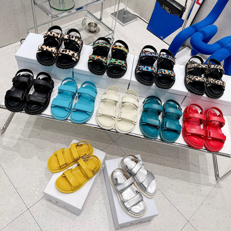 2022 Designer Women Sandals Outdoor Slippers Black White Lambskin HOOK & LOOP Sandals Gold Metal Letter Rubber Sole Shoe Size 35-42 NO399, Sock
2022 Designer Women Sandals Outdoor Slippers Black White Lambskin HOOK & LOOP Sandals Gold Metal Letter Rubber Sole Shoe Size 35-42 NO399, Sock