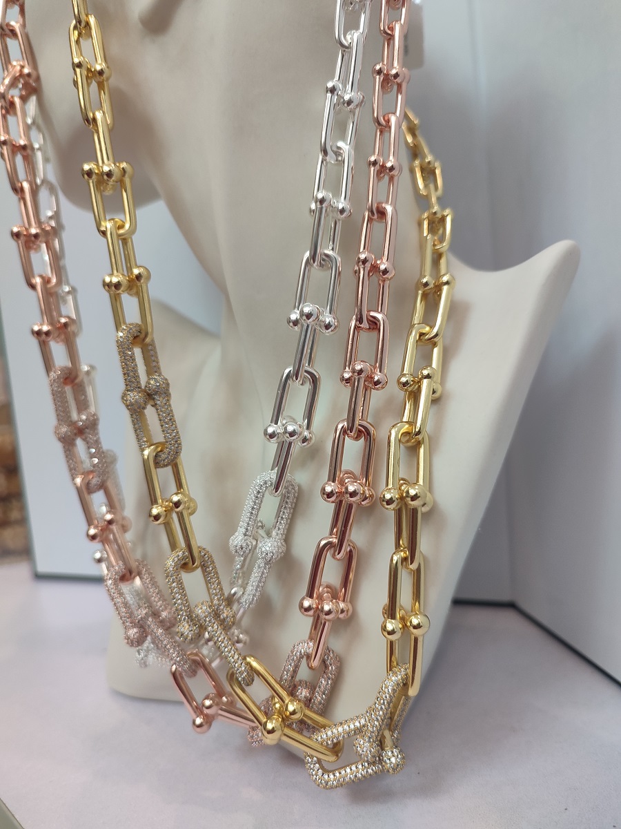 Necklace Bracelet Gradual change Diamonds horseshoe hardware designer Women Men couple fashion watch Wedding Party Thanksgiving Day Valentine gold silver gift
Necklace Bracelet Gradual change Diamonds horseshoe hardware designer Women Men couple fashion watch Wedding Party Thanksgiving Day Valentine gold silver gift