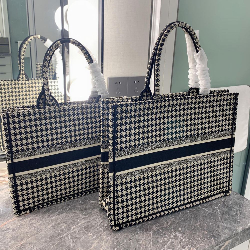 Top Quality Designer Totes Fashion 2022 Tote Woman Bag Canvas Embroidery Stitched 41cm 36cm Black Letter Handbags Shoulder Bags lady Cowboy, Dust bag
Top Quality Designer Totes Fashion 2022 Tote Woman Bag Canvas Embroidery Stitched 41cm 36cm Black Letter Handbags Shoulder Bags lady Cowboy, Dust bag