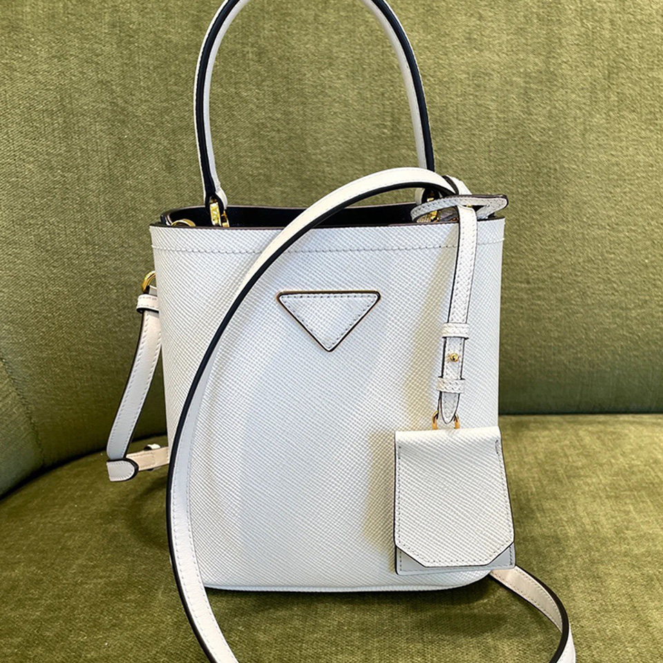 2022 New Shoulder Bag Womens Patent Leather Bucket Bag Can Be Handheld Oblique Cross, White
2022 New Shoulder Bag Womens Patent Leather Bucket Bag Can Be Handheld Oblique Cross, White