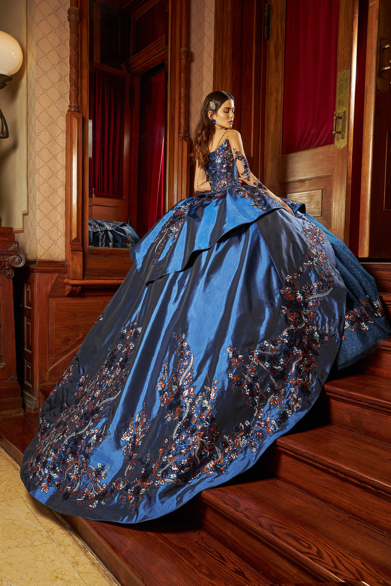 Beaded Sparkly Ball Gown Quinceanera Dresses Sequined Sheer Bateau Necke Long Sleeves Prom Gowns With Detachable Train Appliqued Sweet Masquerade Dres