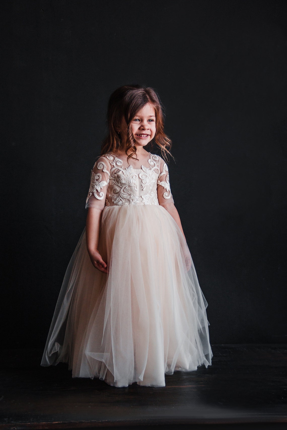 Cute Long Tulle Flower Girls Dresses Lace Applique Half Sleeve Crew Neck First Communion Dress Bridesmaid Girl Wedding Party Gowns A Line Kids Formal 