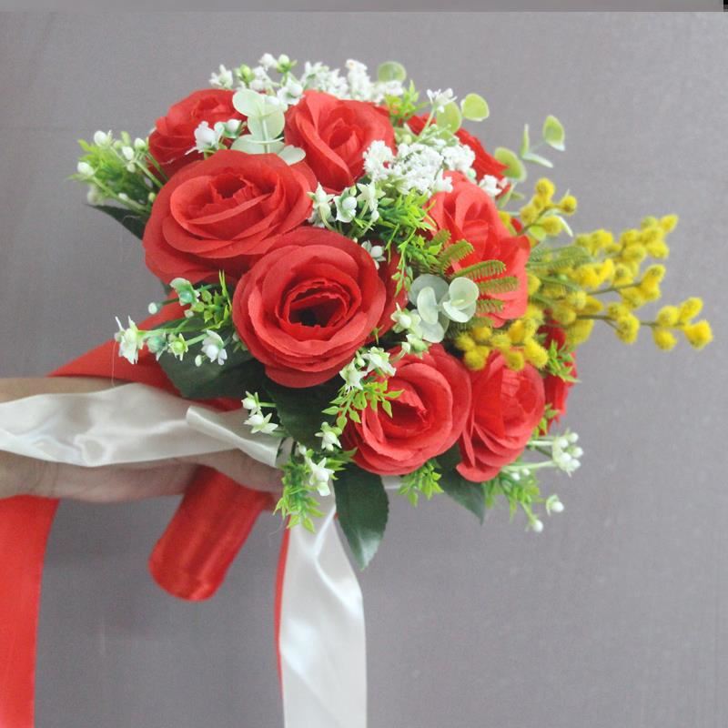 Holding flowers bride bouquet Sen props wedding engagement Valentine's day wedding production
