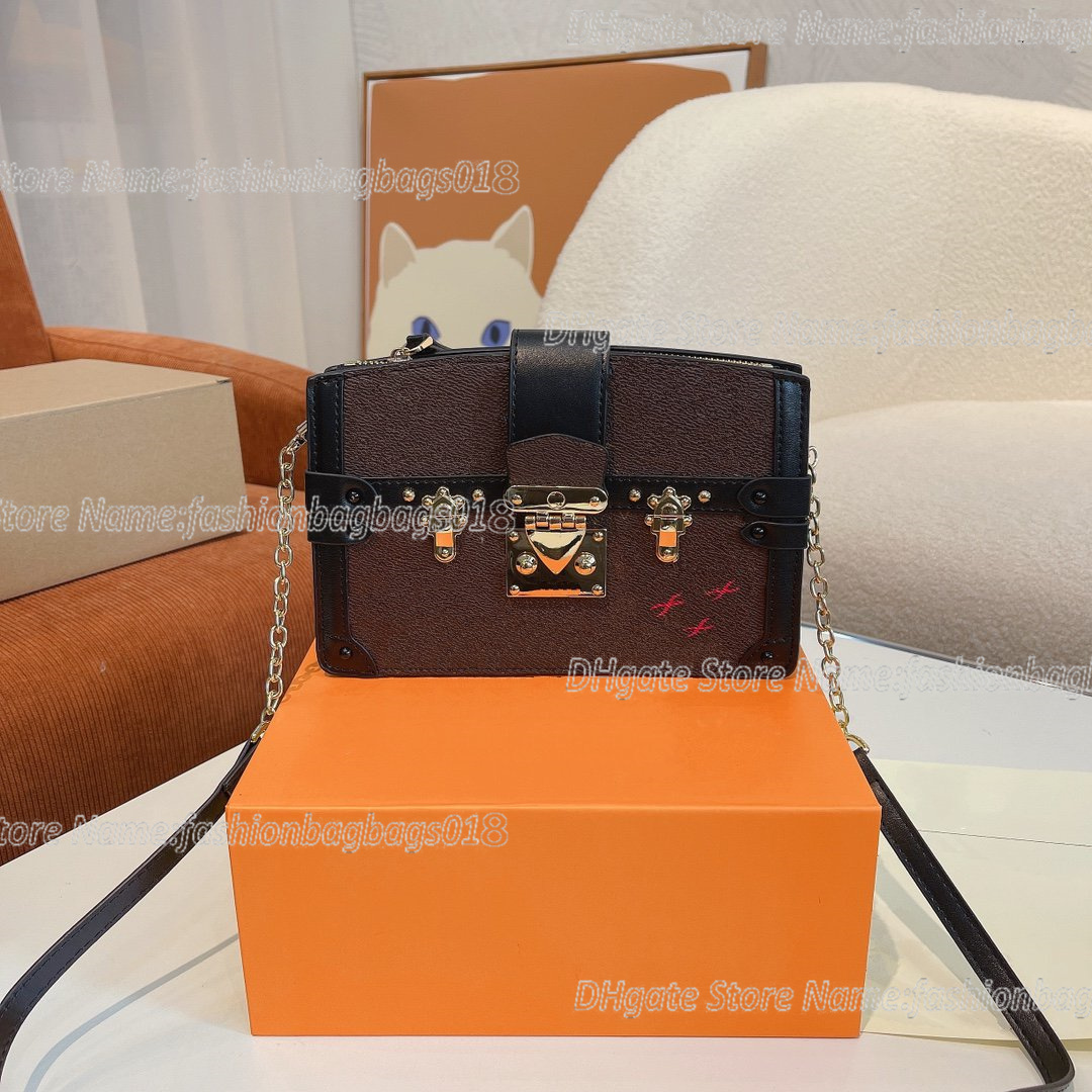 22SS New Box Cross Body Bags Womens Mini Retro Fashion Designer Shoulder Bag Black Brown Color Matching Luxury Handbags
22SS New Box Cross Body Bags Womens Mini Retro Fashion Designer Shoulder Bag Black Brown Color Matching Luxury Handbags